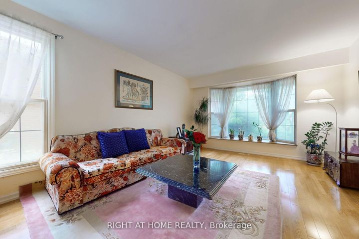 Photo 6 at 1924 Steepbank Crescent, Applewood, Mississauga