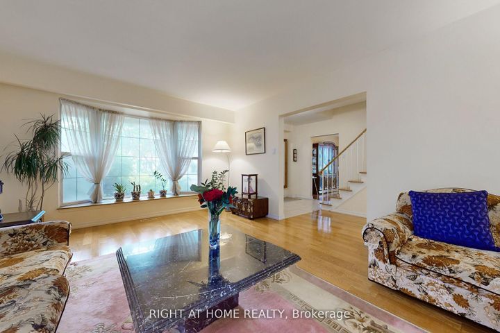 Photo 7 at 1924 Steepbank Crescent, Applewood, Mississauga