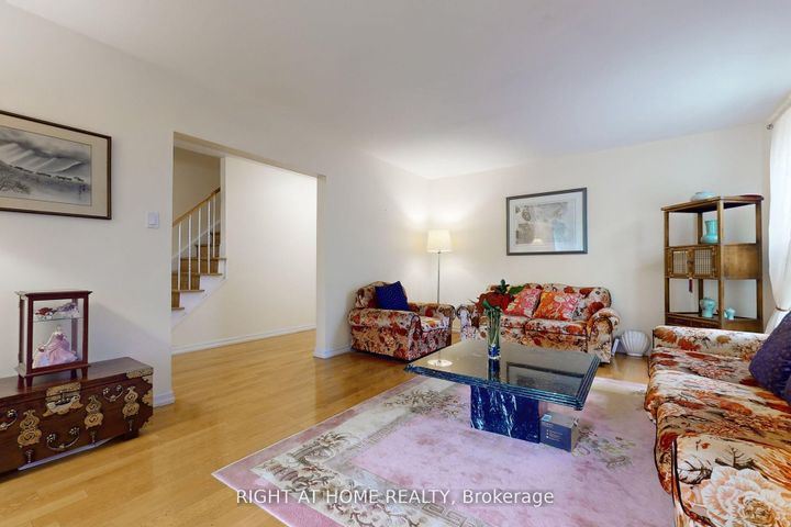 Photo 8 at 1924 Steepbank Crescent, Applewood, Mississauga
