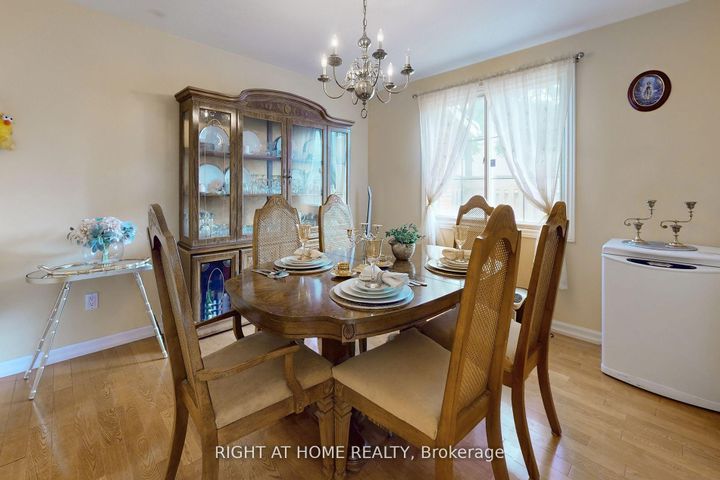 Photo 9 at 1924 Steepbank Crescent, Applewood, Mississauga