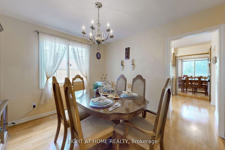 Photo 10 at 1924 Steepbank Crescent, Applewood, Mississauga