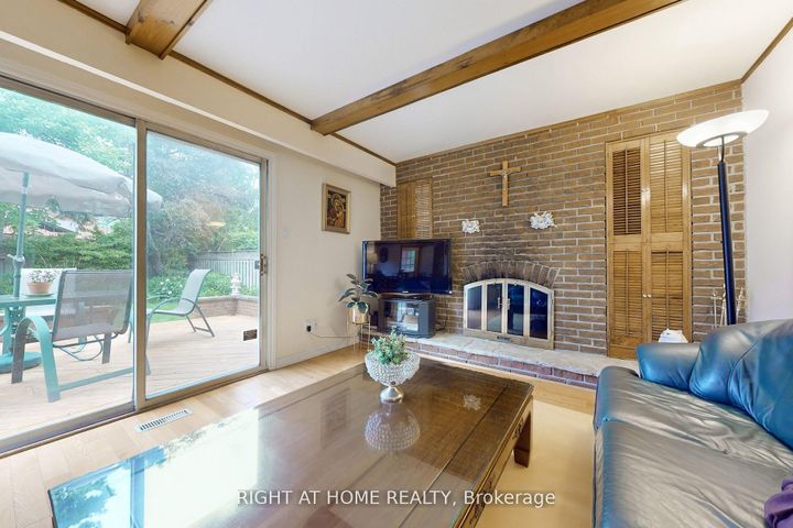 Photo 12 at 1924 Steepbank Crescent, Applewood, Mississauga