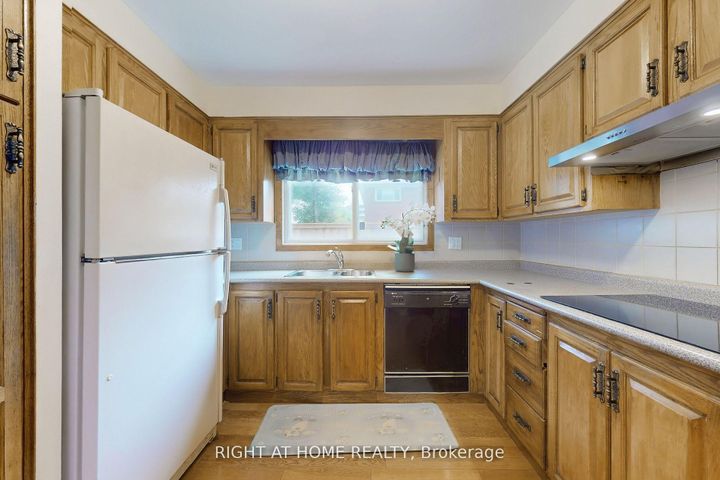 Photo 16 at 1924 Steepbank Crescent, Applewood, Mississauga