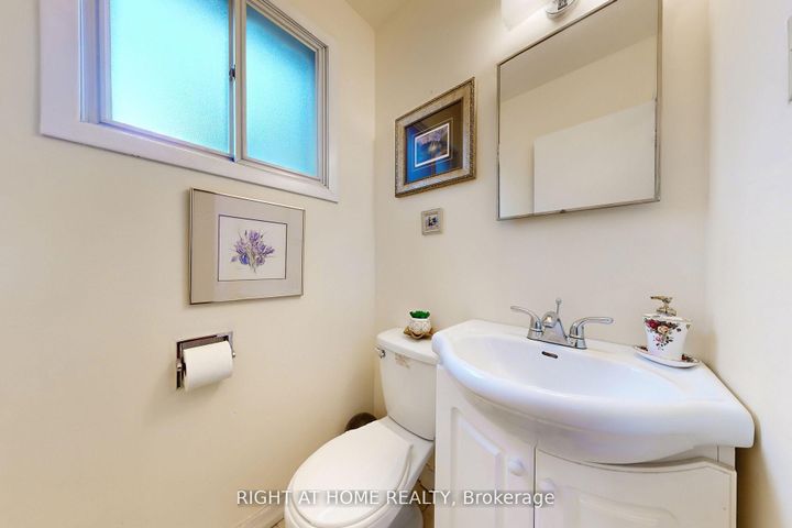 Photo 18 at 1924 Steepbank Crescent, Applewood, Mississauga