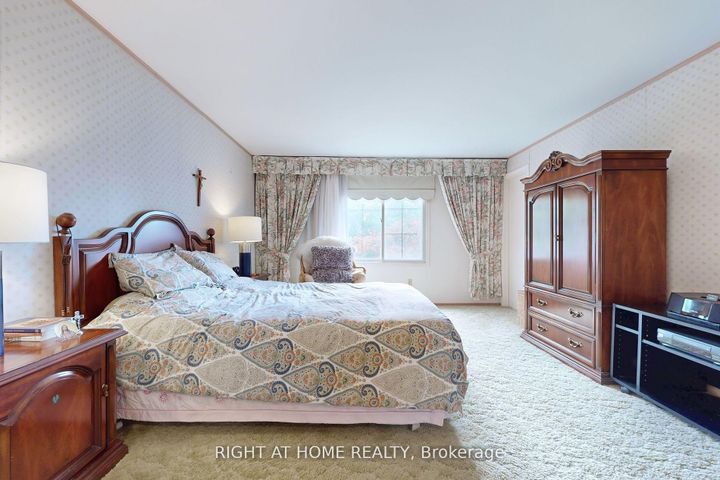 Photo 23 at 1924 Steepbank Crescent, Applewood, Mississauga