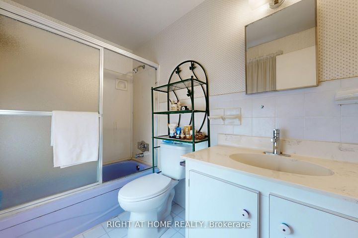 Photo 26 at 1924 Steepbank Crescent, Applewood, Mississauga