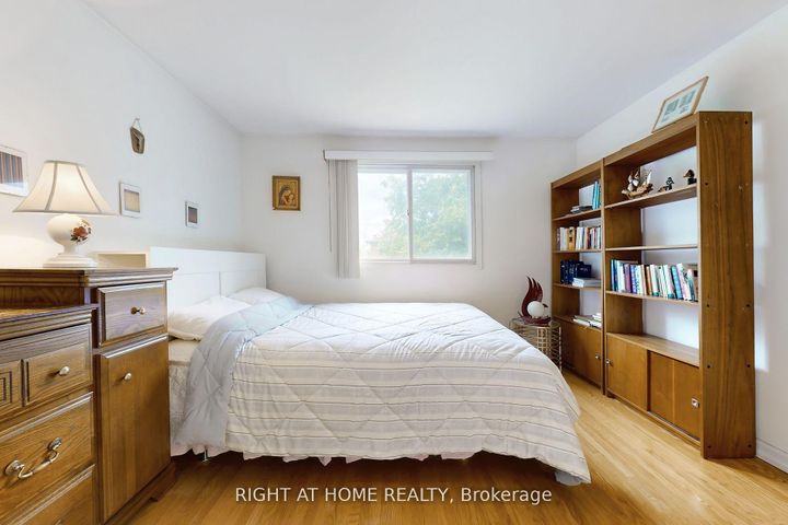 Photo 28 at 1924 Steepbank Crescent, Applewood, Mississauga