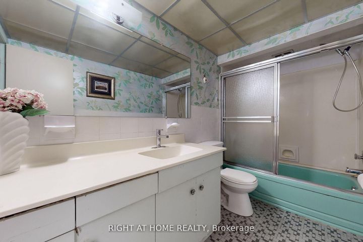 Photo 33 at 1924 Steepbank Crescent, Applewood, Mississauga