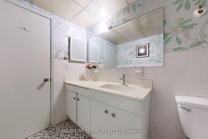 Photo 34 at 1924 Steepbank Crescent, Applewood, Mississauga