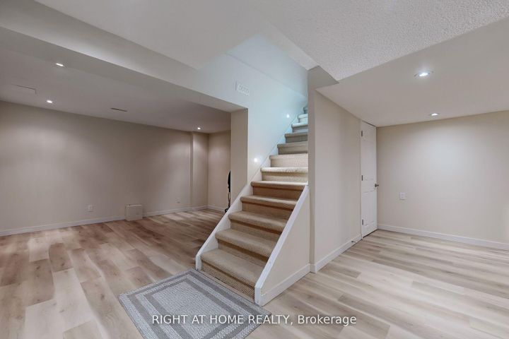 Photo 36 at 1924 Steepbank Crescent, Applewood, Mississauga