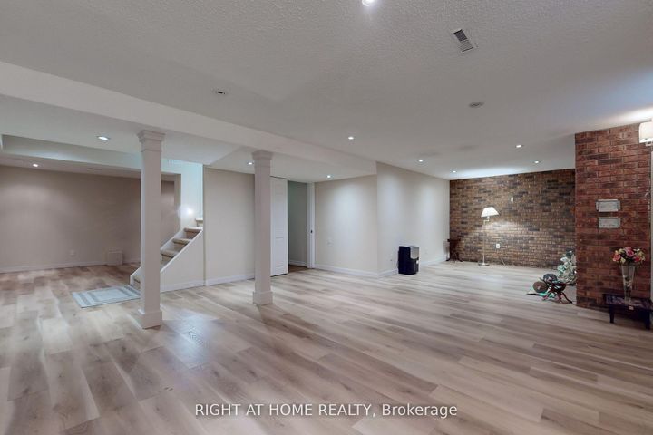 Photo 37 at 1924 Steepbank Crescent, Applewood, Mississauga