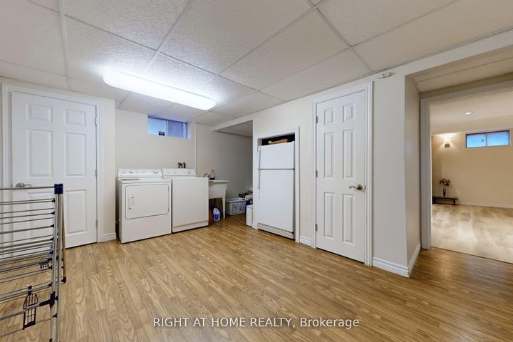 Photo 39 at 1924 Steepbank Crescent, Applewood, Mississauga