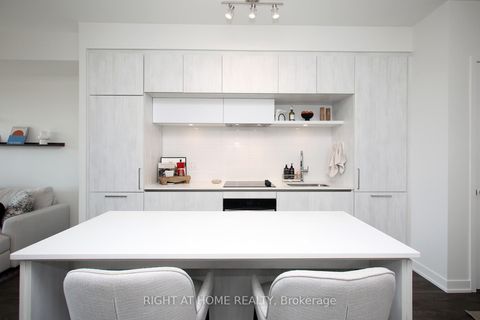 Photo 3 at 513 - 6 David Eyer Road, Rural Richmond Hill, Richmond Hill