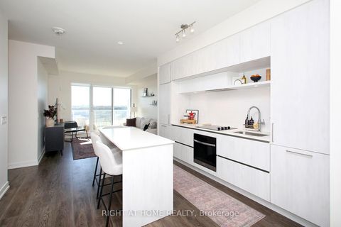 Photo 4 at 513 - 6 David Eyer Road, Rural Richmond Hill, Richmond Hill