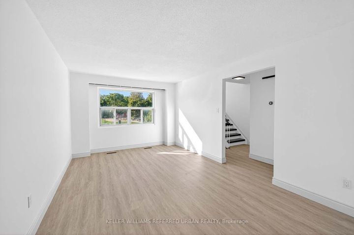 Photo 4 at 19 - 1050 Shawnmarr Road, Port Credit, Mississauga
