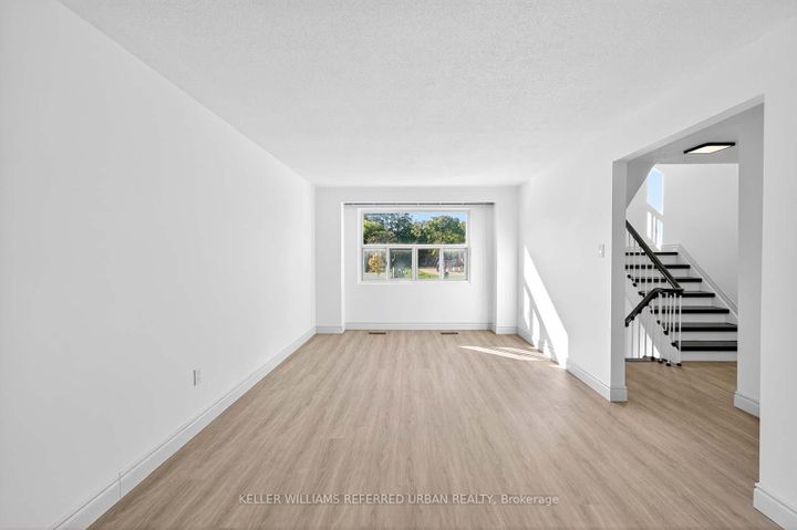 Photo 5 at 19 - 1050 Shawnmarr Road, Port Credit, Mississauga
