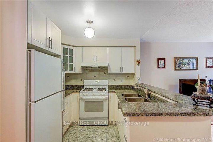 Photo 4 at 2870 Westbury Court, Central Erin Mills, Mississauga