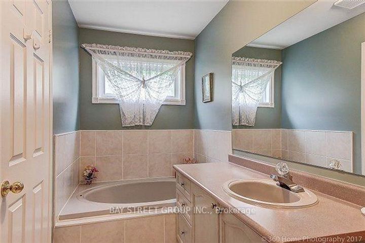Photo 9 at 2870 Westbury Court, Central Erin Mills, Mississauga
