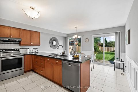 Photo 10 at 62 Darby Court, Rouge E11, Toronto