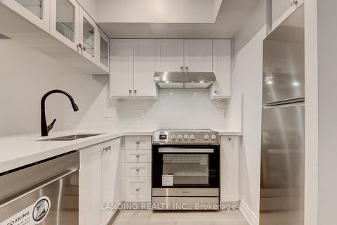 Photo 8 at 716 - 909 Bay Street, Bay Street Corridor, Toronto