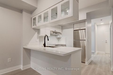 Photo 10 at 716 - 909 Bay Street, Bay Street Corridor, Toronto