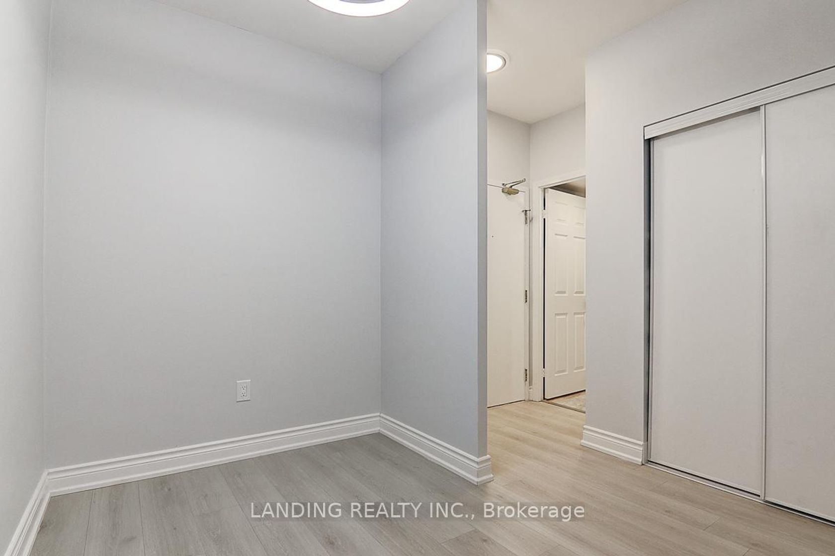 Photo 4 at 716 - 909 Bay Street, Bay Street Corridor, Toronto Photo 4 at 716 - 909 Bay Street, Bay Street Corridor, Toronto