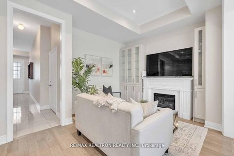 Photo 4 at 17 Kingsville Lane, Mill Pond, Richmond Hill