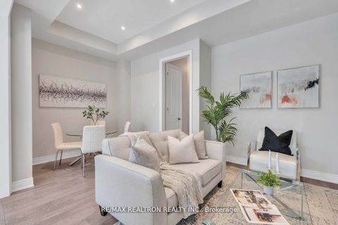 Photo 7 at 17 Kingsville Lane, Mill Pond, Richmond Hill