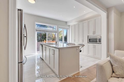 Photo 11 at 17 Kingsville Lane, Mill Pond, Richmond Hill