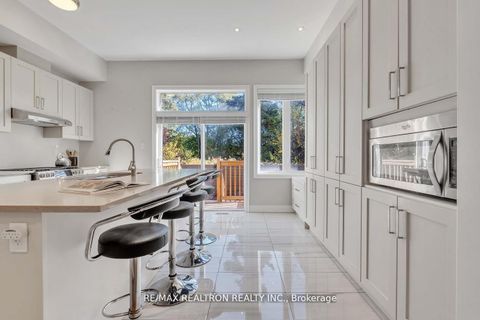Photo 12 at 17 Kingsville Lane, Mill Pond, Richmond Hill