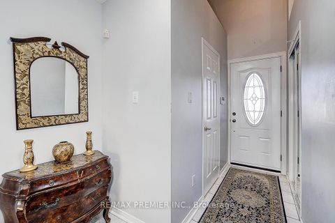 Photo 2 at 22 Michelle Drive, East Woodbridge, Vaughan