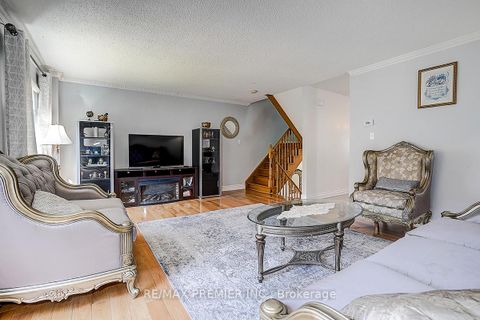 Photo 6 at 22 Michelle Drive, East Woodbridge, Vaughan