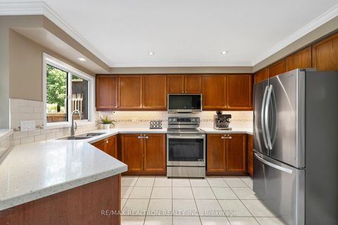 Photo 9 at 499 Silken Laumann Drive, Wyndham, Newmarket