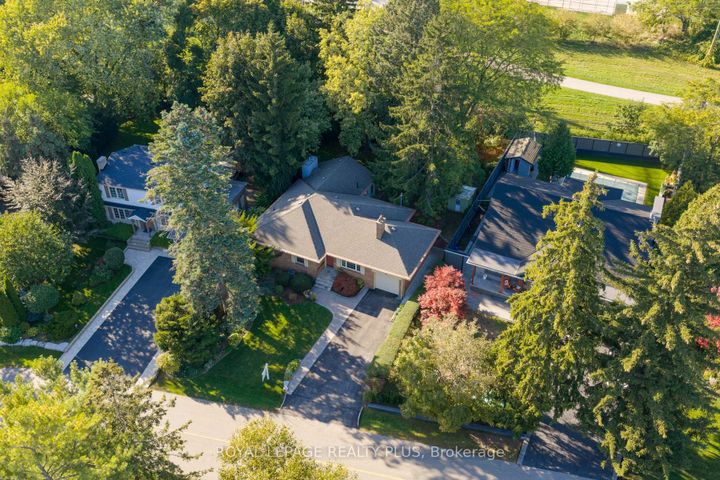 Photo 2 at 935 Hedge Drive, Lakeview, Mississauga