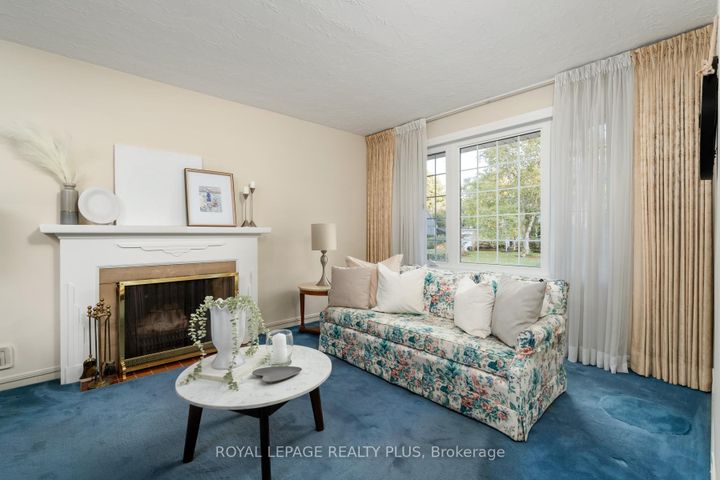 Photo 5 at 935 Hedge Drive, Lakeview, Mississauga