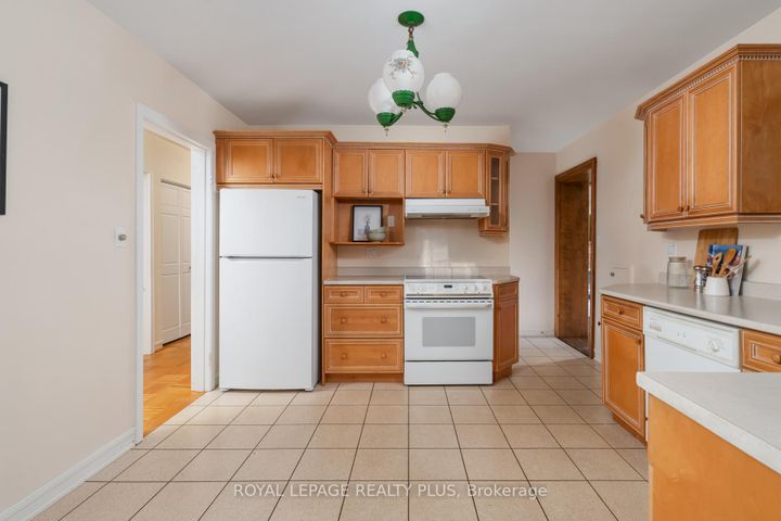 Photo 11 at 935 Hedge Drive, Lakeview, Mississauga