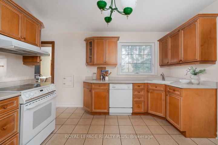 Photo 12 at 935 Hedge Drive, Lakeview, Mississauga