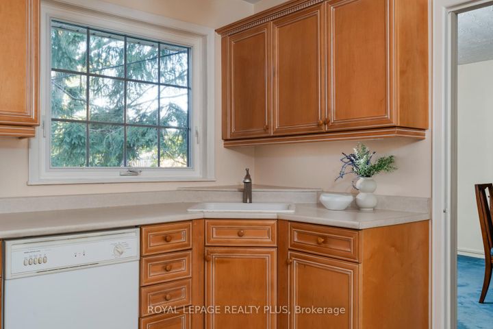 Photo 13 at 935 Hedge Drive, Lakeview, Mississauga