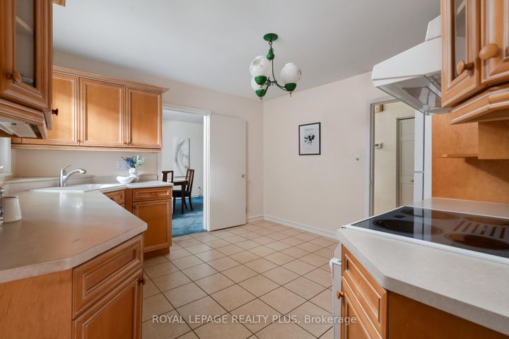 Photo 14 at 935 Hedge Drive, Lakeview, Mississauga