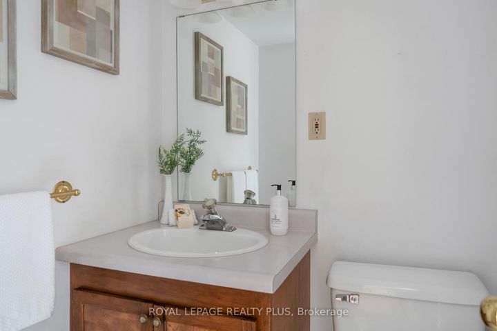 Photo 21 at 935 Hedge Drive, Lakeview, Mississauga