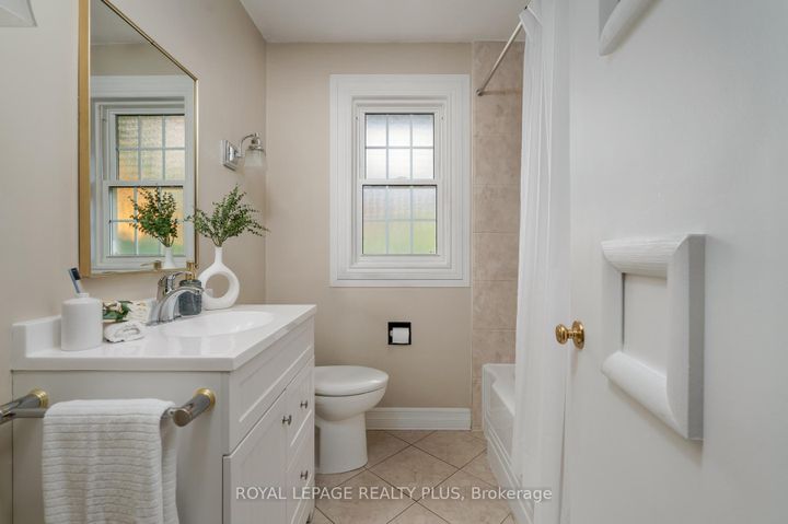 Photo 30 at 935 Hedge Drive, Lakeview, Mississauga