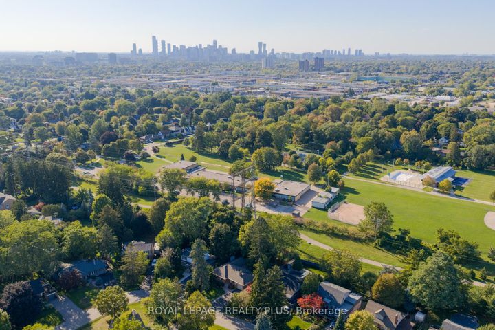 Photo 42 at 935 Hedge Drive, Lakeview, Mississauga