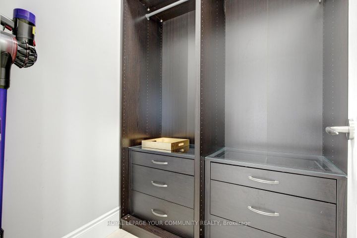 Photo 5 at 2 Aegis Drive, Patterson, Vaughan