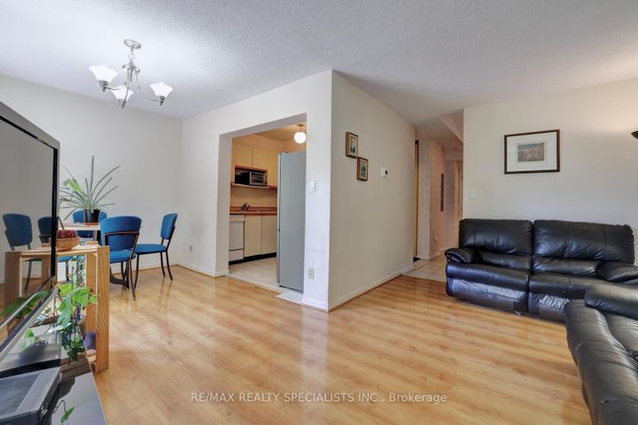 Photo 9 at 64 - 3125 Fifth Line W, Erin Mills, Mississauga