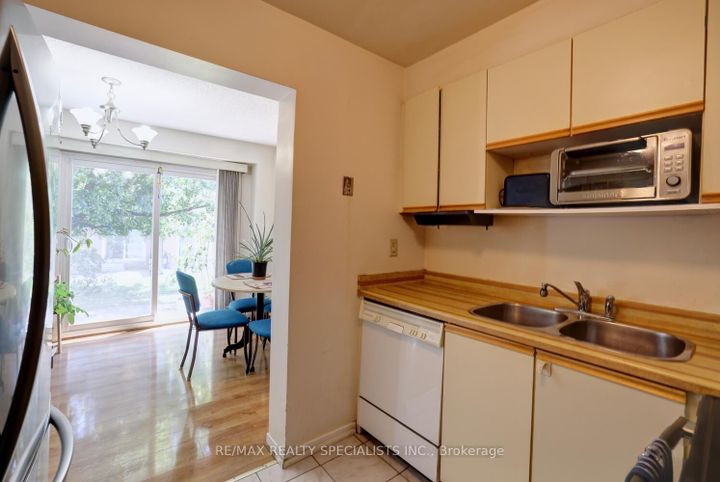 Photo 11 at 64 - 3125 Fifth Line W, Erin Mills, Mississauga