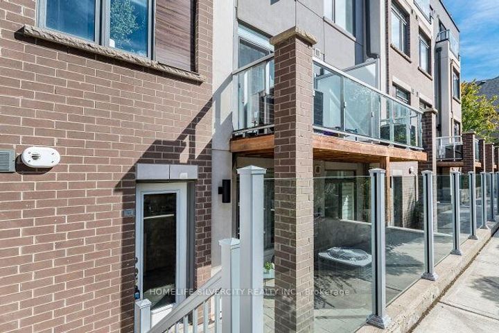 Photo 3 at 104 - 3058 Sixth Line, GO Glenorchy, Oakville