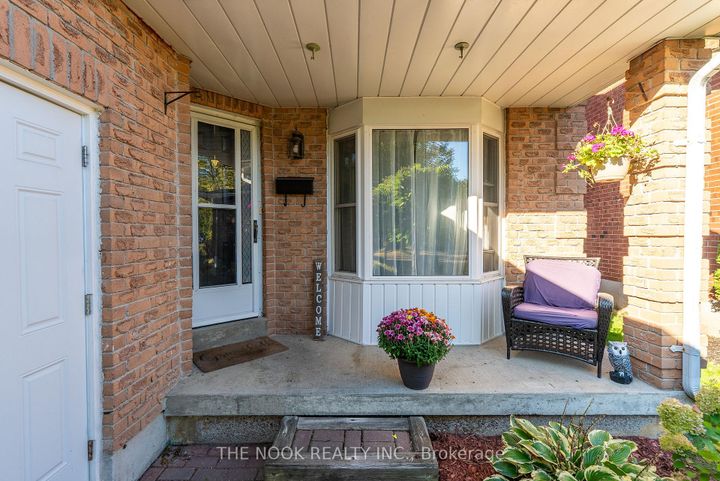Photo 2 at 1090 Benton Crescent, Liverpool, Pickering