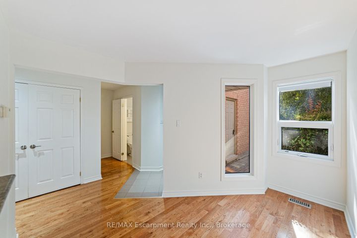 Photo 7 at 5 - 2065 Sixth Line, RO River Oaks, Oakville