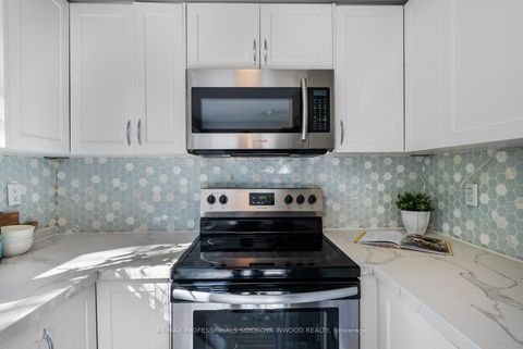 Photo 10 at 106 Lucena Crescent, Maple, Vaughan