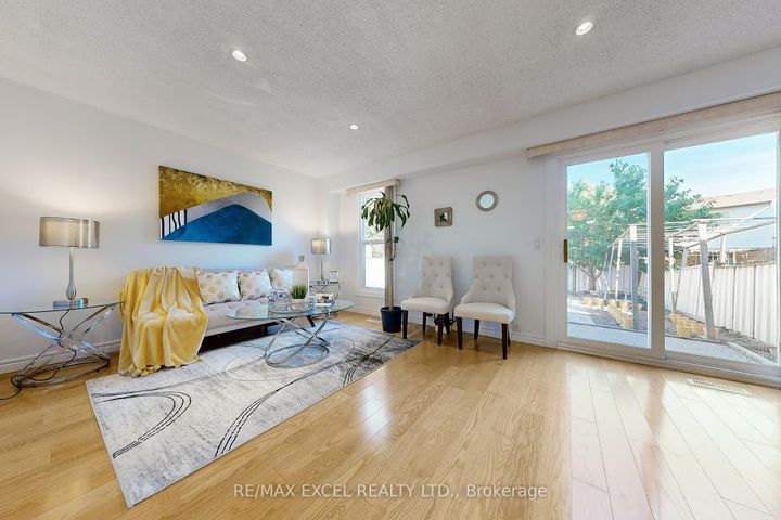 Photo 2 at 29 Green Spring Drive, Milliken, Toronto